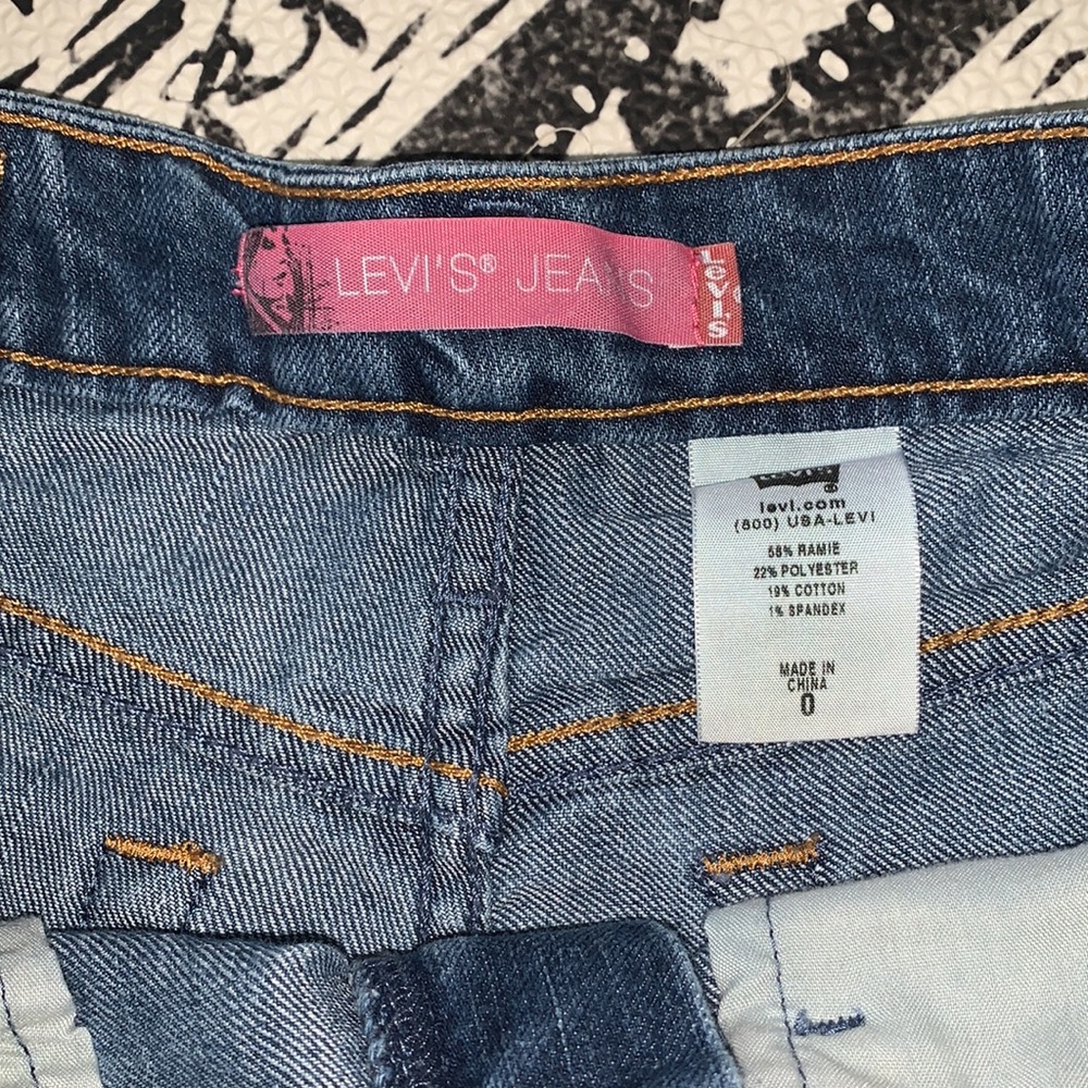 Levi Shorts - Picture 7 of 7